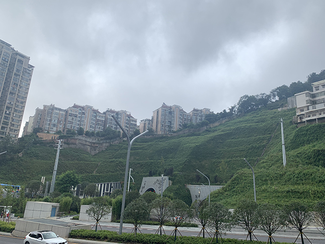 2020070215936577661042467512.jpg 边坡1-3人民大道隧道施工后半年小.jpg